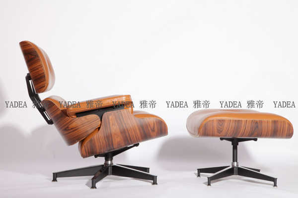 橙色核桃木贴皮的伊姆斯休闲椅（Walnut Eames Lounge Chair In Orange Leather）