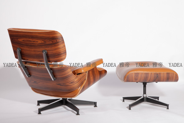 橙色核桃木贴皮的伊姆斯休闲椅（Walnut Eames Lounge Chair In Orange Leather）