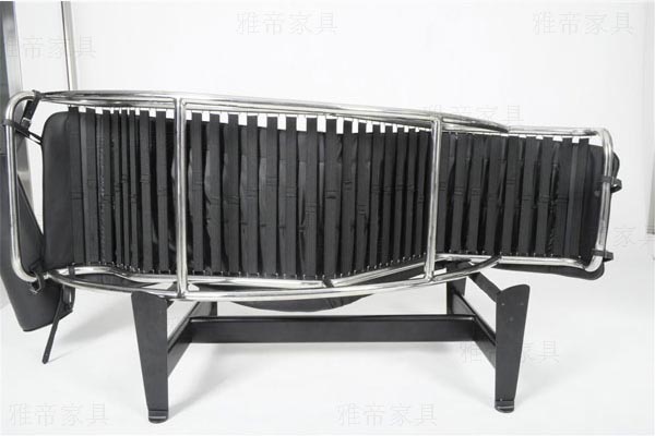 柯布西耶设计的躺椅(Chaise Longue chair LC4)