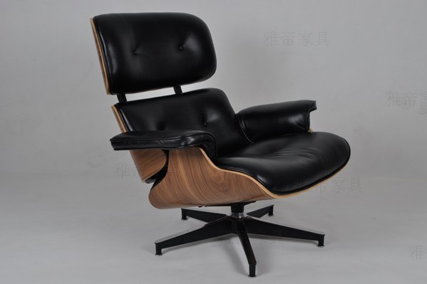 核桃木贴皮的伊姆斯休闲椅（walnut Eames Lounge Chair）