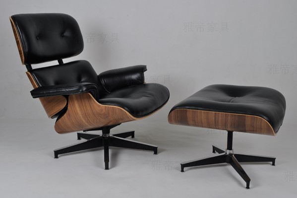 核桃木贴皮的伊姆斯休闲椅（walnut Eames Lounge Chair）