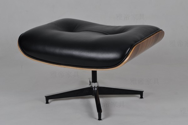 核桃木贴皮的<a href=.'http://www.ydjiaju.com/Products/EamesLoungeChair.html.' class=.'keys.' title=.'点击查看关于伊姆斯休闲椅的相关信息.' target=.'_blank.'>伊姆斯休闲椅</a>（walnut Eames Lounge Chair）